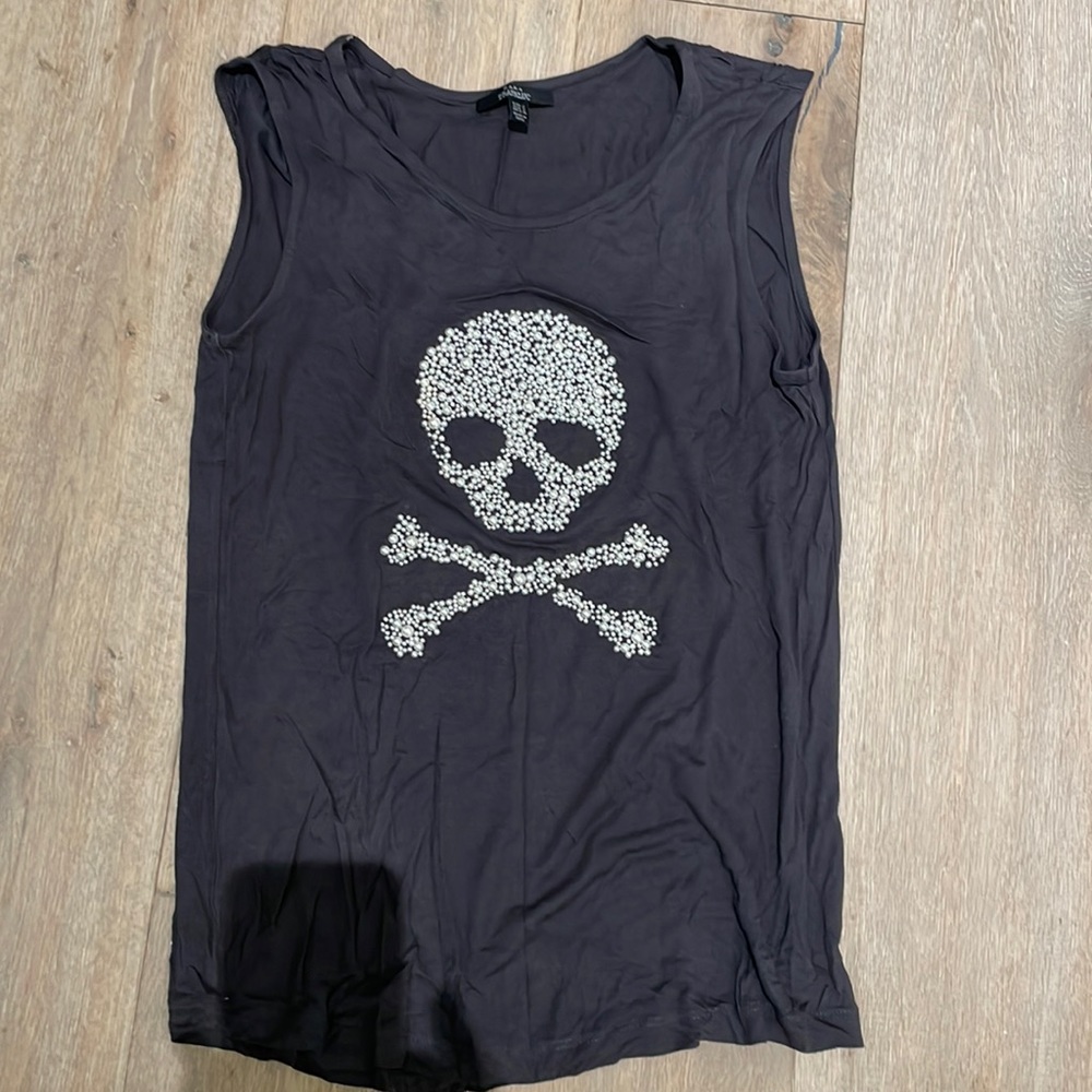 Pearl scull & cross bone t-shirt